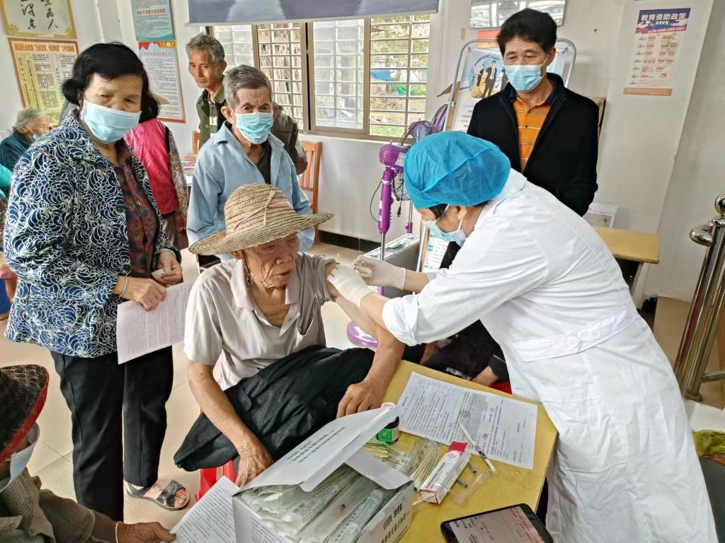 新华全媒+｜疫苗送上门，打通老年人接种“最后一公里”