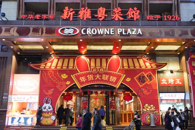 街拍黄浦丨黄浦街头年味足,萌萌卯兔迎新春