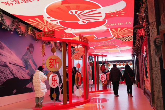 街拍黄浦丨黄浦街头年味足,萌萌卯兔迎新春